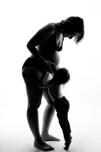 realisez votre shooting photo grossesse avec votre conjoint et vos enfants pour des photos en famille plein de complicite