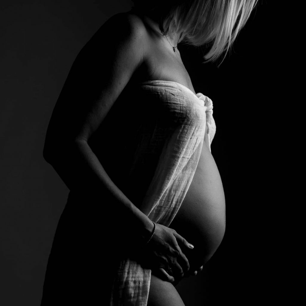 des vetements legers et fluides peuvent donner de beaux effets a un ventre rond de femme enceinte